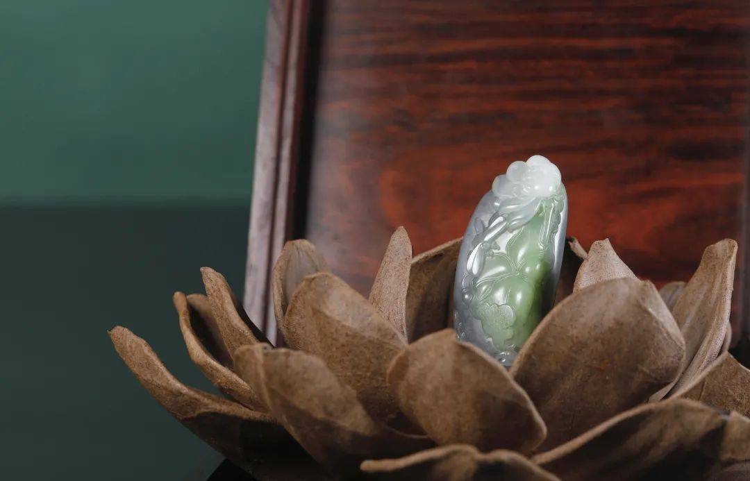好的翠青玉翠色娇嫩阳俏,浓淡相宜,再加上玉雕师精心设计的巧雕工艺