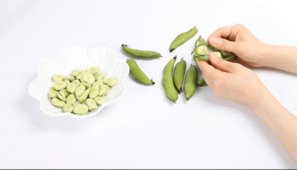 帮妈妈择菜,锻炼宝宝手部肌肉_菜杆