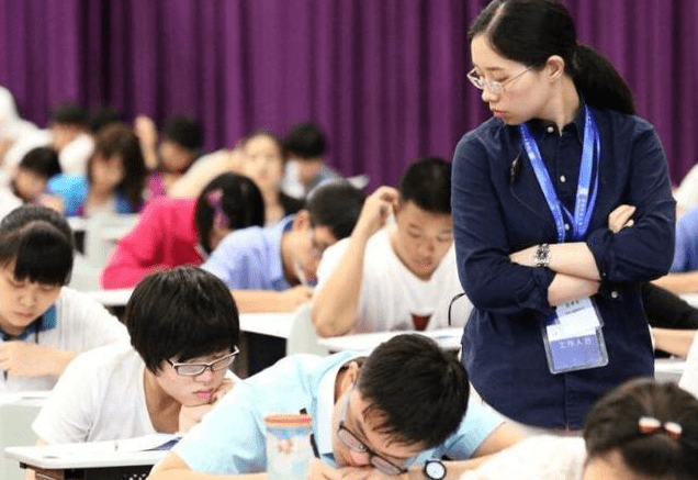 考试时监考老师为何总爱喝水并不只是口渴背后真相另有深意