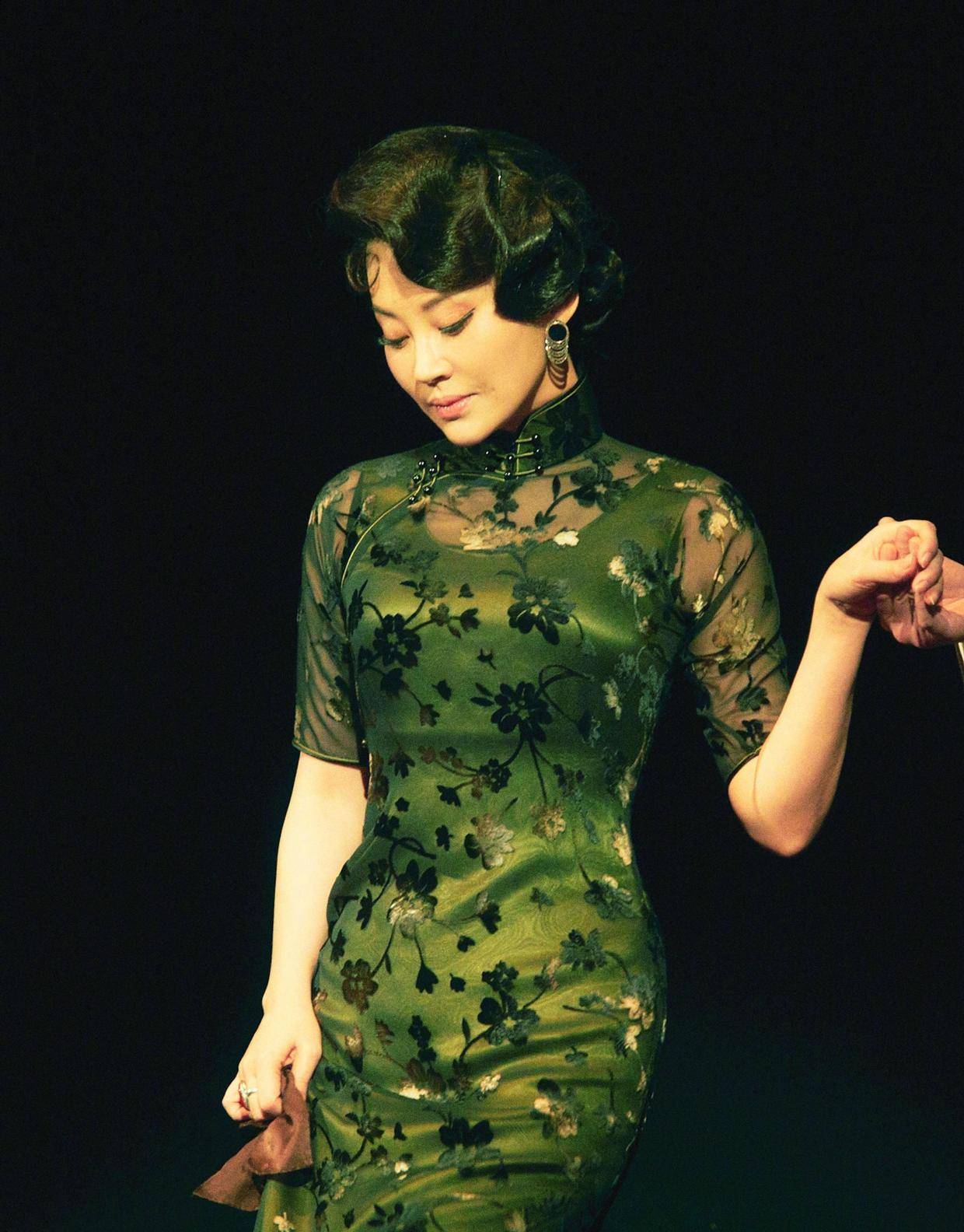 大家可以去学习和借鉴一下许晴平日里的一些时髦的搭配,从中获取一些