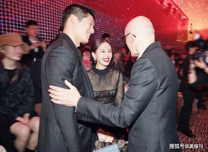 王子文好勇敢和新男友吴永恩牵手走红毯穿网纱印花裙高贵典雅