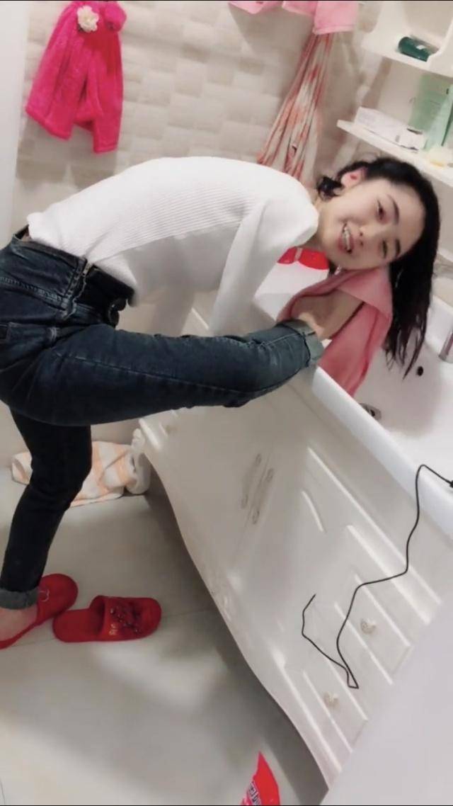 好美的"无臂女孩",坚强和努力的人,真希望她的手是藏在背后