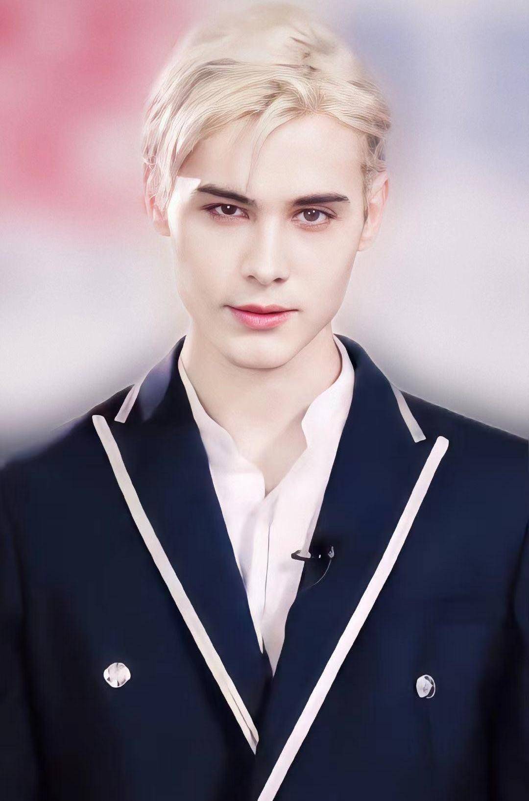 余景天染金发,梁森比耶抢镜,网友:差点认成《创4》利路修!