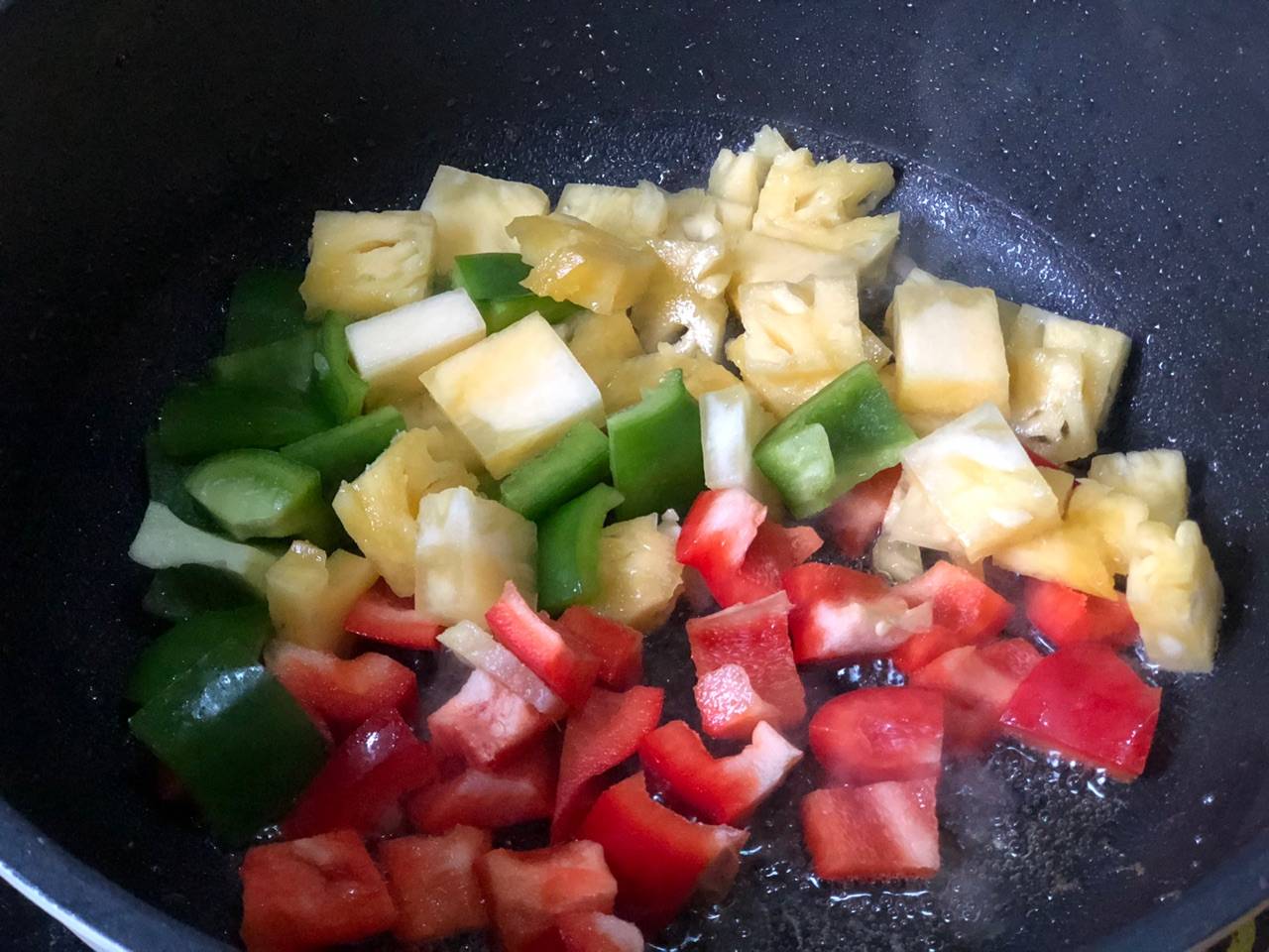 菠萝怎么做菜不酸 058e607854cc482c8ca36fd9e1692cd9.jpeg