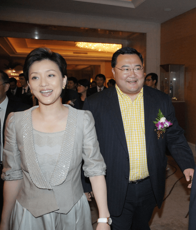 原创杨澜嫁给商人后也挺幸福的平时与富豪老公同框时仍然挺自信的