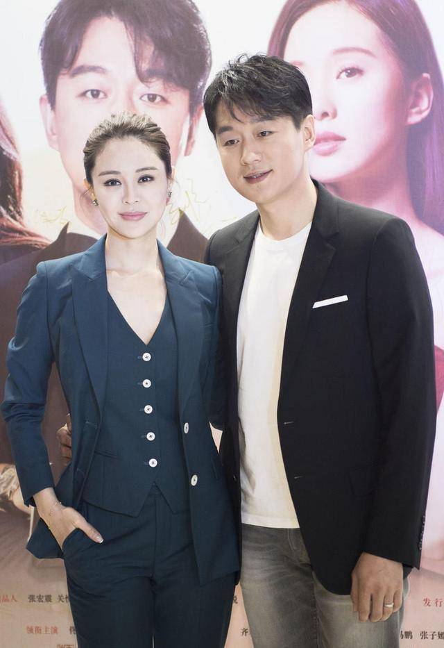原创佟大为关悦合体亮相,同穿西装低调又高级,笑容灿烂一脸幸福模样