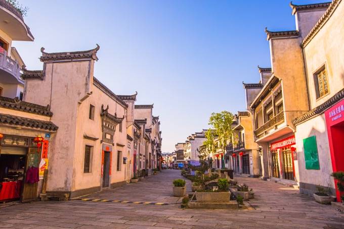 同在皖南,黟县古城的名气远不如徽州古城大,或许也正是因为这个原因