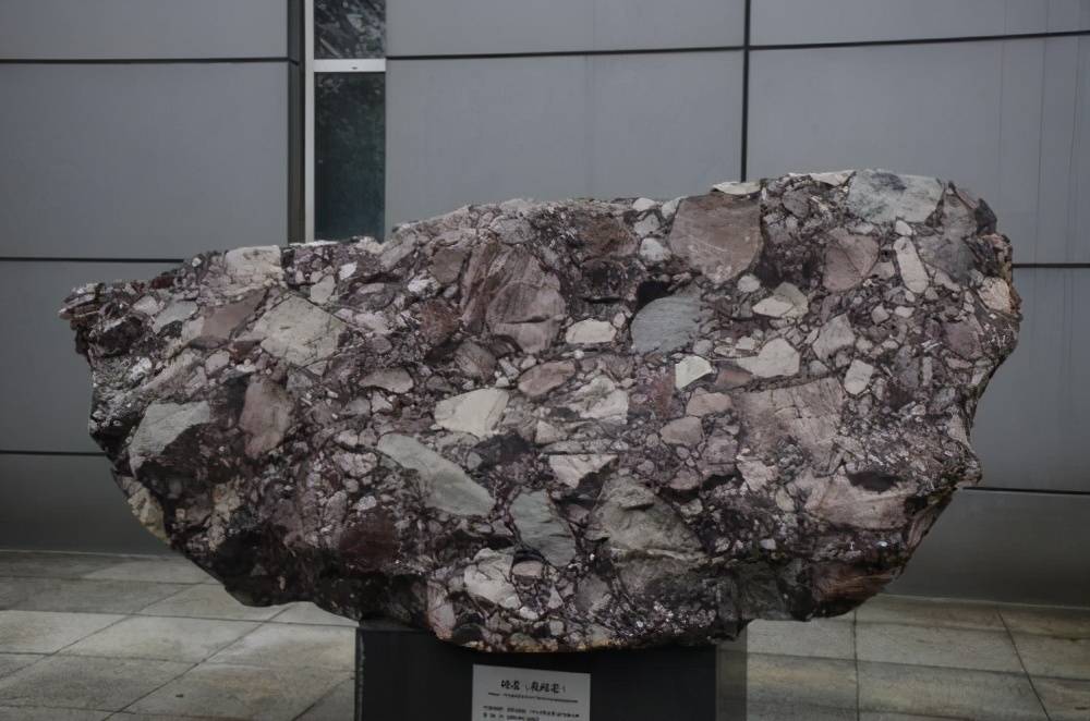 接着是地底下松软一些的石英岩,最后才是坚硬的砾岩