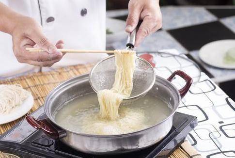 煮面条不要水开再下锅了面馆老板给你支两招面条筋道不成坨
