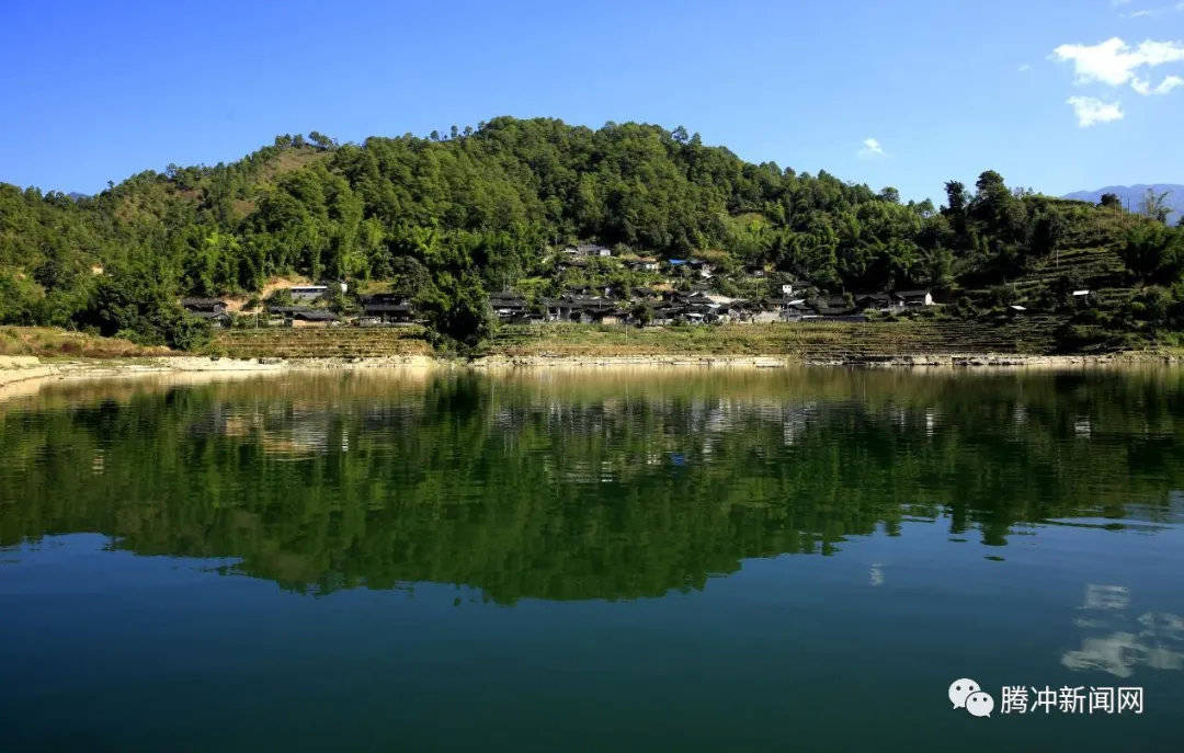 走进腾冲市新华乡太和村速庆村民小组,映入你眼帘的是一朵朵娇嫩欲滴