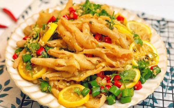 食材:鸡爪(1斤),柠檬(1个),小米椒,香菜,葱姜蒜.