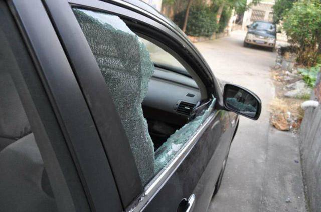 车钥匙锁车里 只能砸玻璃么 汽车