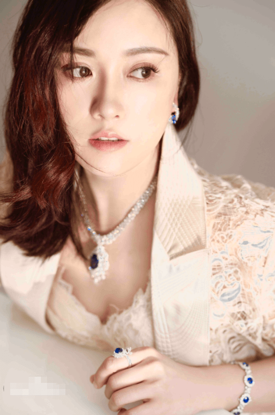 现实中的"小桃红"可没有丫鬟相,当妈后气质提升不少,感觉真美_刘淼