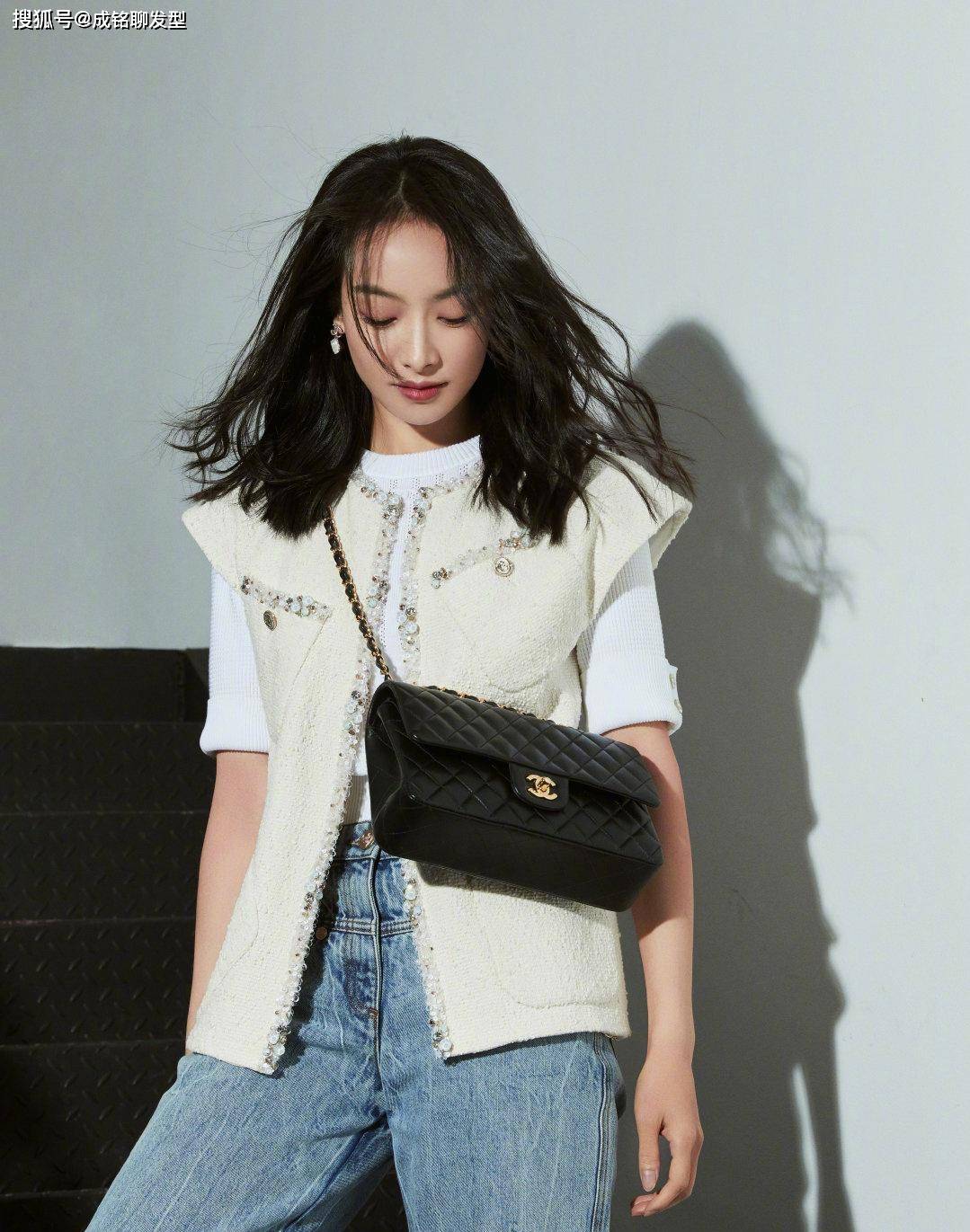 原创宋茜休闲穿搭超赞,白t恤配小香风马甲清爽时尚,减龄又有品位