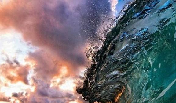 世界上最神奇的“海浪”，屹立25亿年不倒，吸引15万游客前往