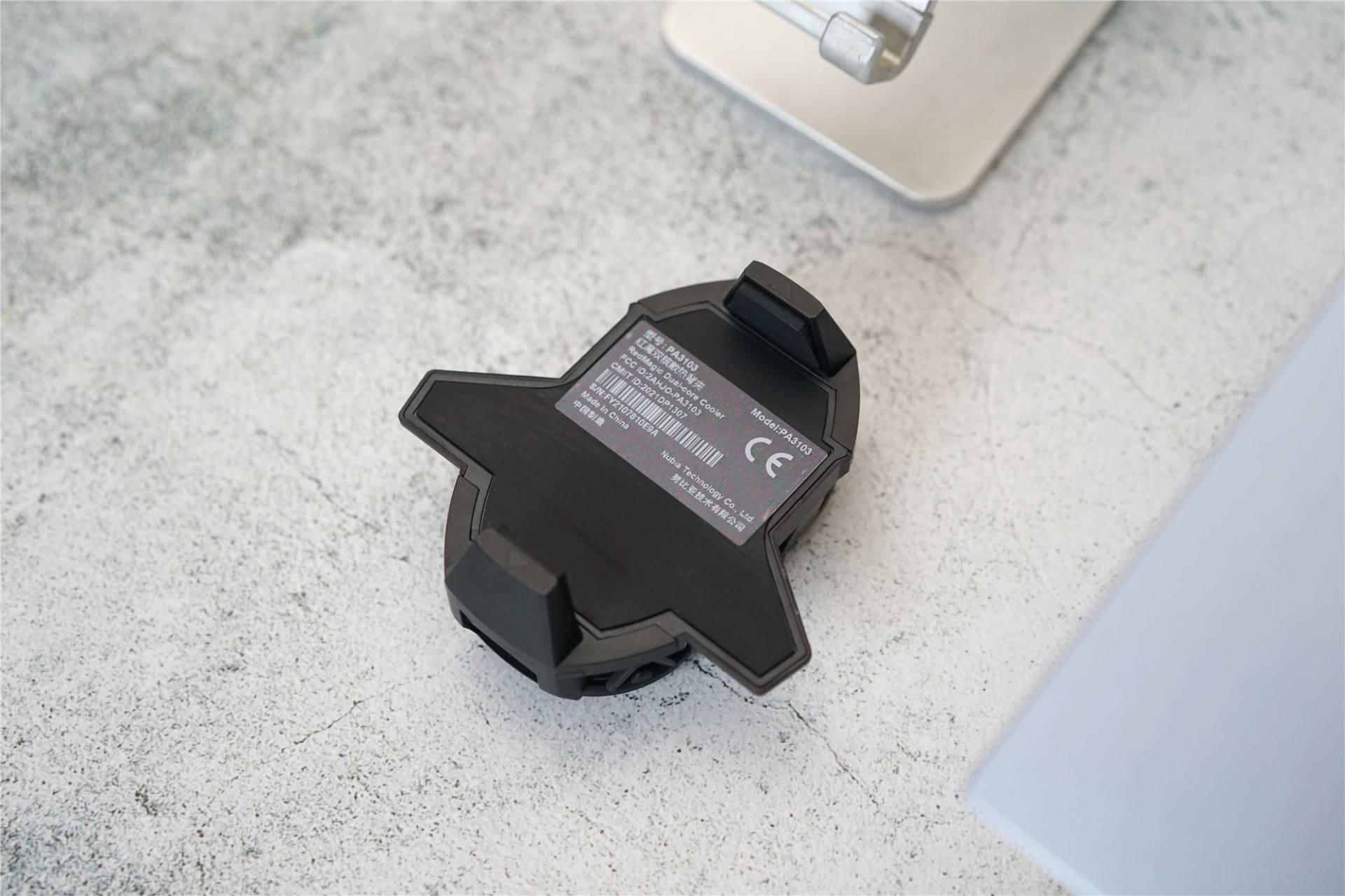 跟掉帧降频说byebye红魔双核散热背夹初体验