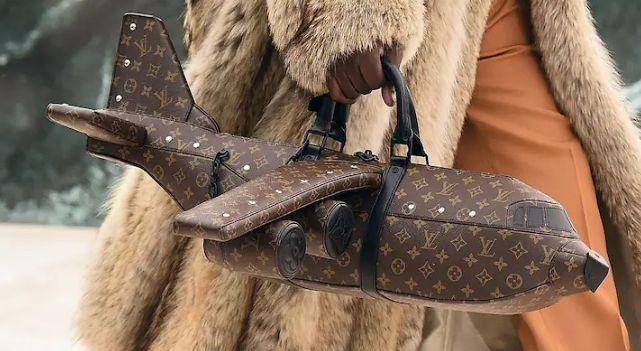 lv飞机包售价25万元网友吐槽不如买真机