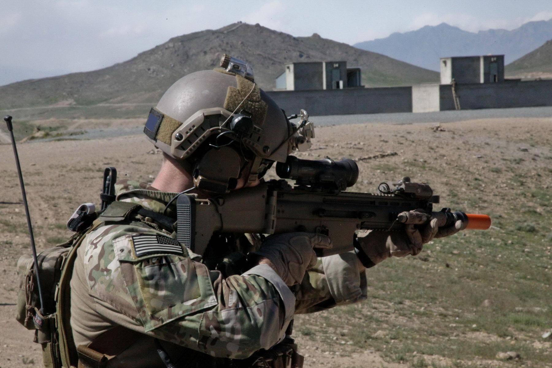 军事头盔是一个士兵最基本的单兵装备之一,也是必不可少的作战装具.