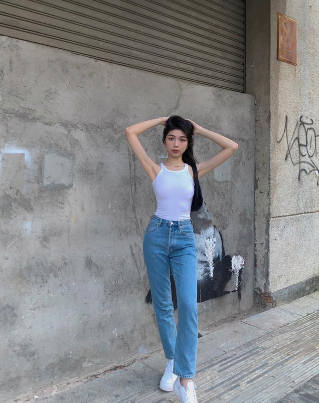 夏天穿背心牛仔裤清凉透气学着穿又高又瘦女人味十足