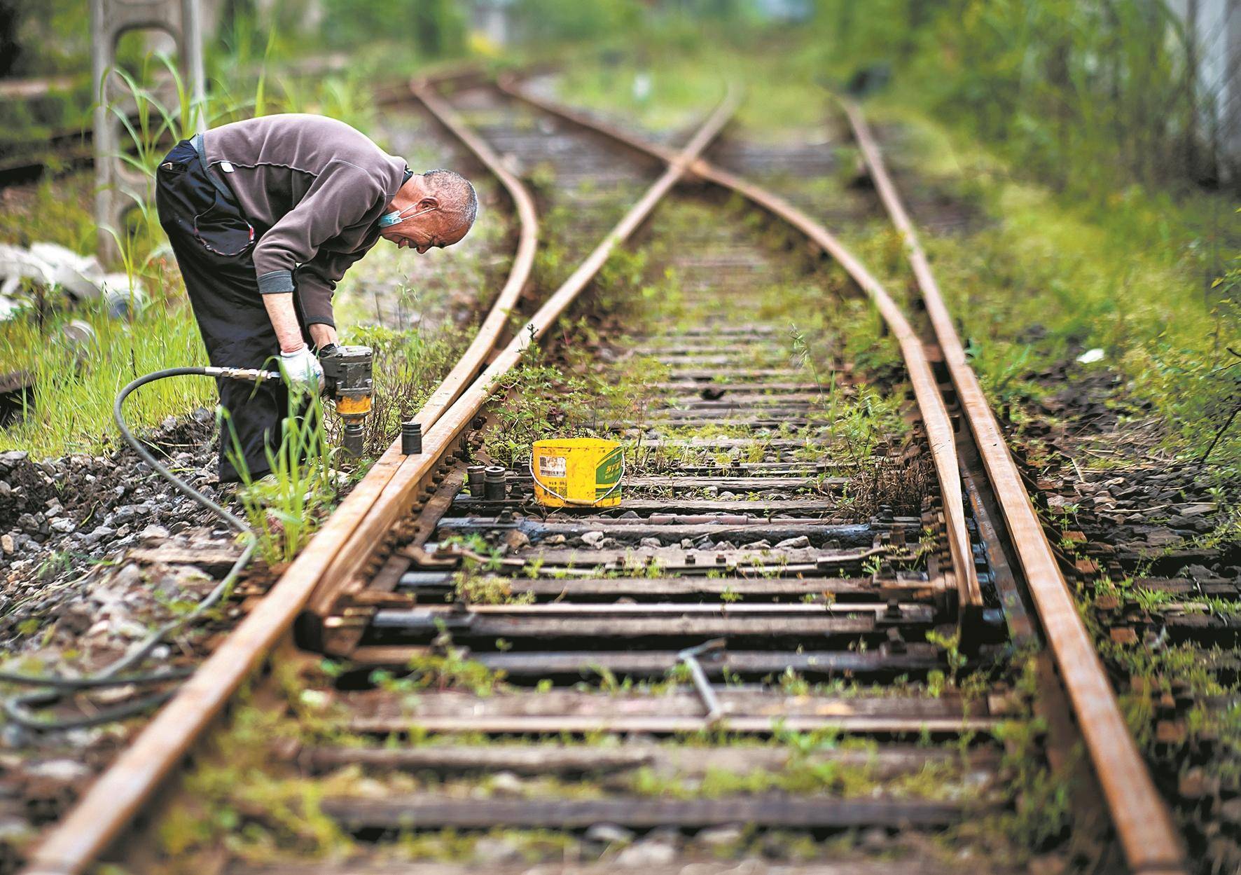 工人们正在拆除老京汉铁路
