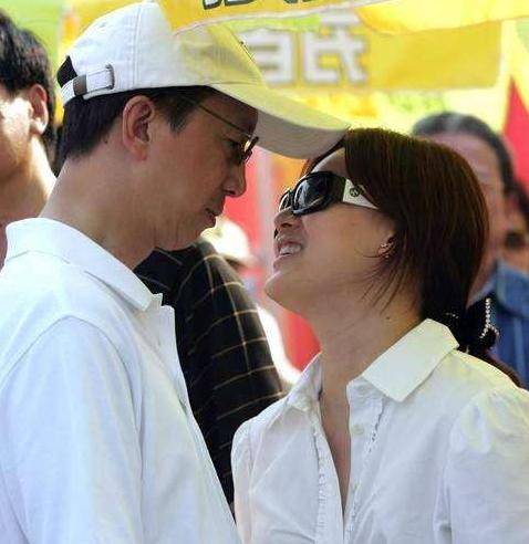 跳水皇后伏明霞,退役后嫁大26岁富豪,结婚十几年如今恩爱如初