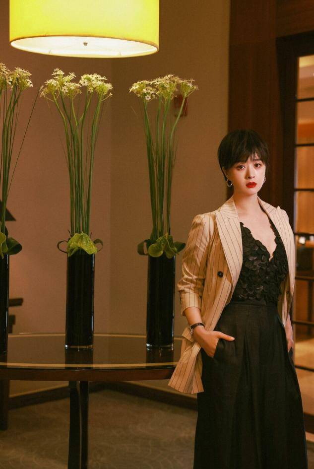 原创蒋欣的新发型好美穿深v吊带配廓形裤霸气十足气质碾压小花们