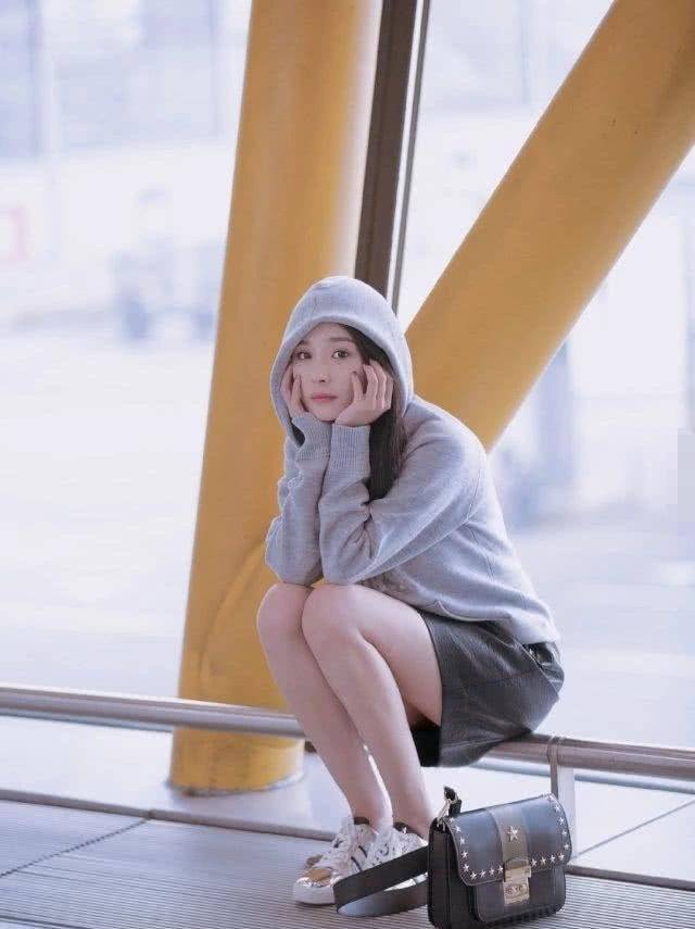 杨幂穿短裙坐下拍照看到她下意识的动作真当自己没男粉