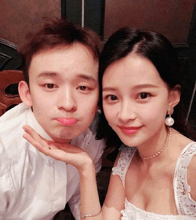 孙怡晒妈妈年轻旧照,孙妈妈生图下气质优雅颜值高,母女俩长超像_照片