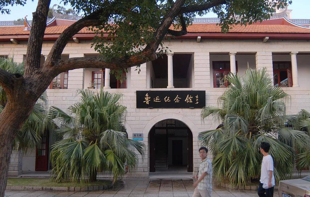 孙伏园,川岛等一大批来自北京大学的教师,接受了厦门大学的聘任,南下
