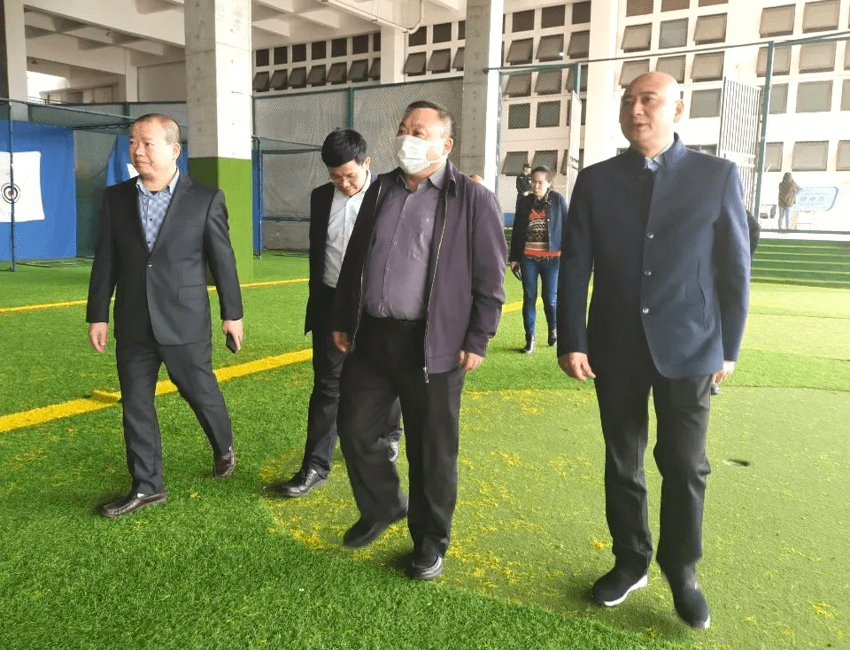 重庆市教委程翔宇处长一行莅临星辰中学视察中招体考工作