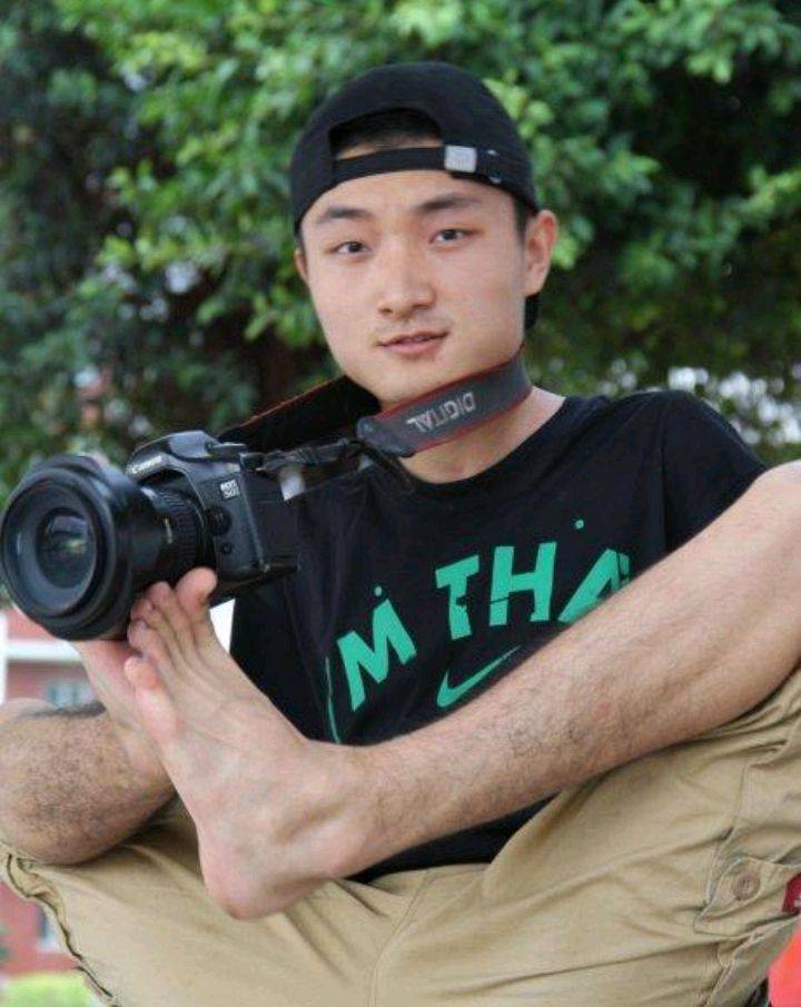 原创无臂男孩用双脚丈量人生摘得高考状元考上剑桥大学