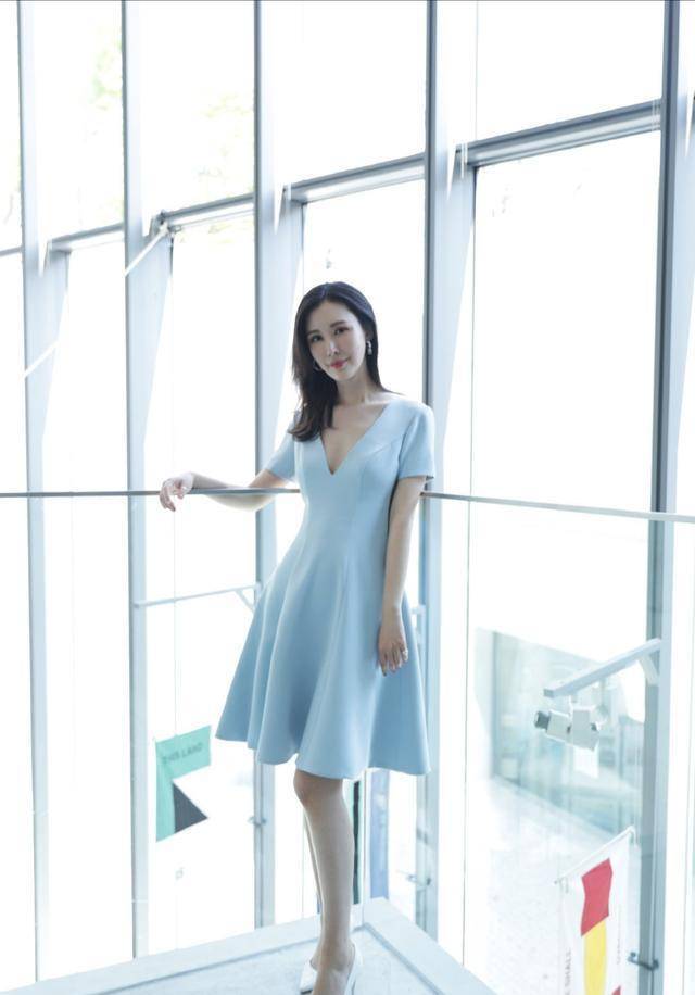 田朴珺看个书还要凹造型衬衣配阔腿裤休闲大方一看就很有文化