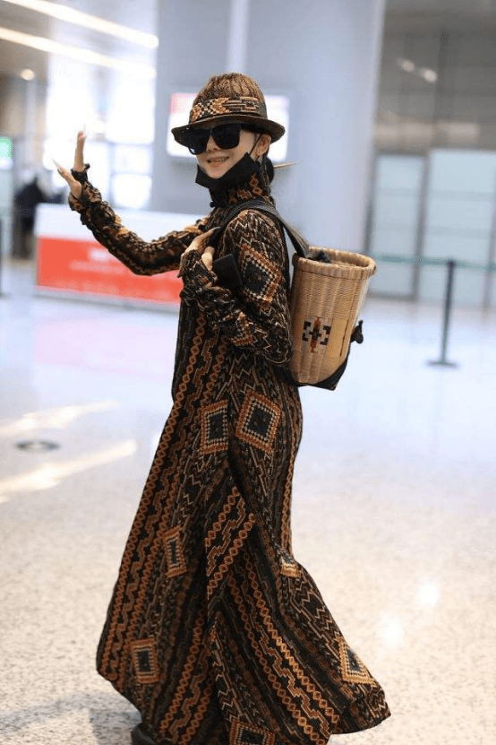 杨丽萍越老越有个性!一身民族风长裙好抢眼,背个竹筐是什么鬼