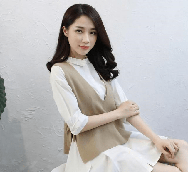 女生v领毛衣内搭白衬衫才好看气质与美感集于一身