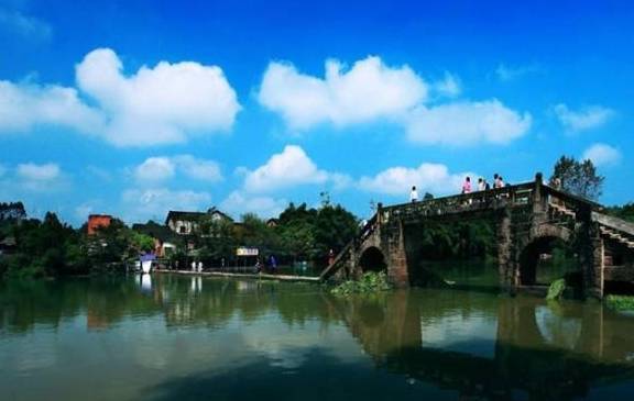 中国最美的4大古镇，很少人知道的古镇，年平均气温只有16度