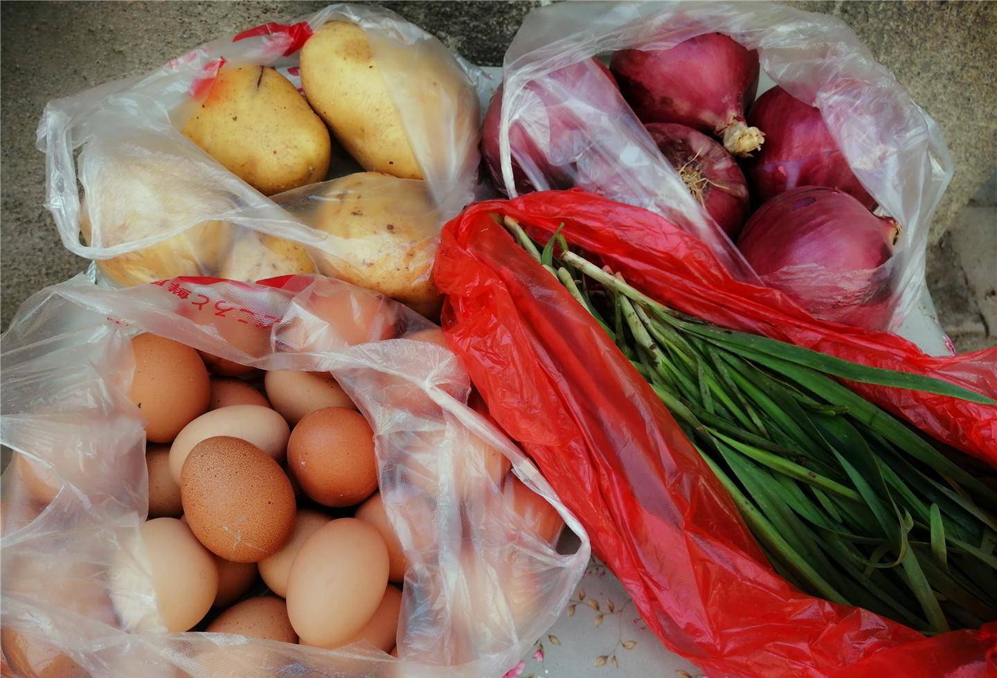 家里蔬菜告急,直男老公外出采购,花166元买一堆,回家却挨骂了