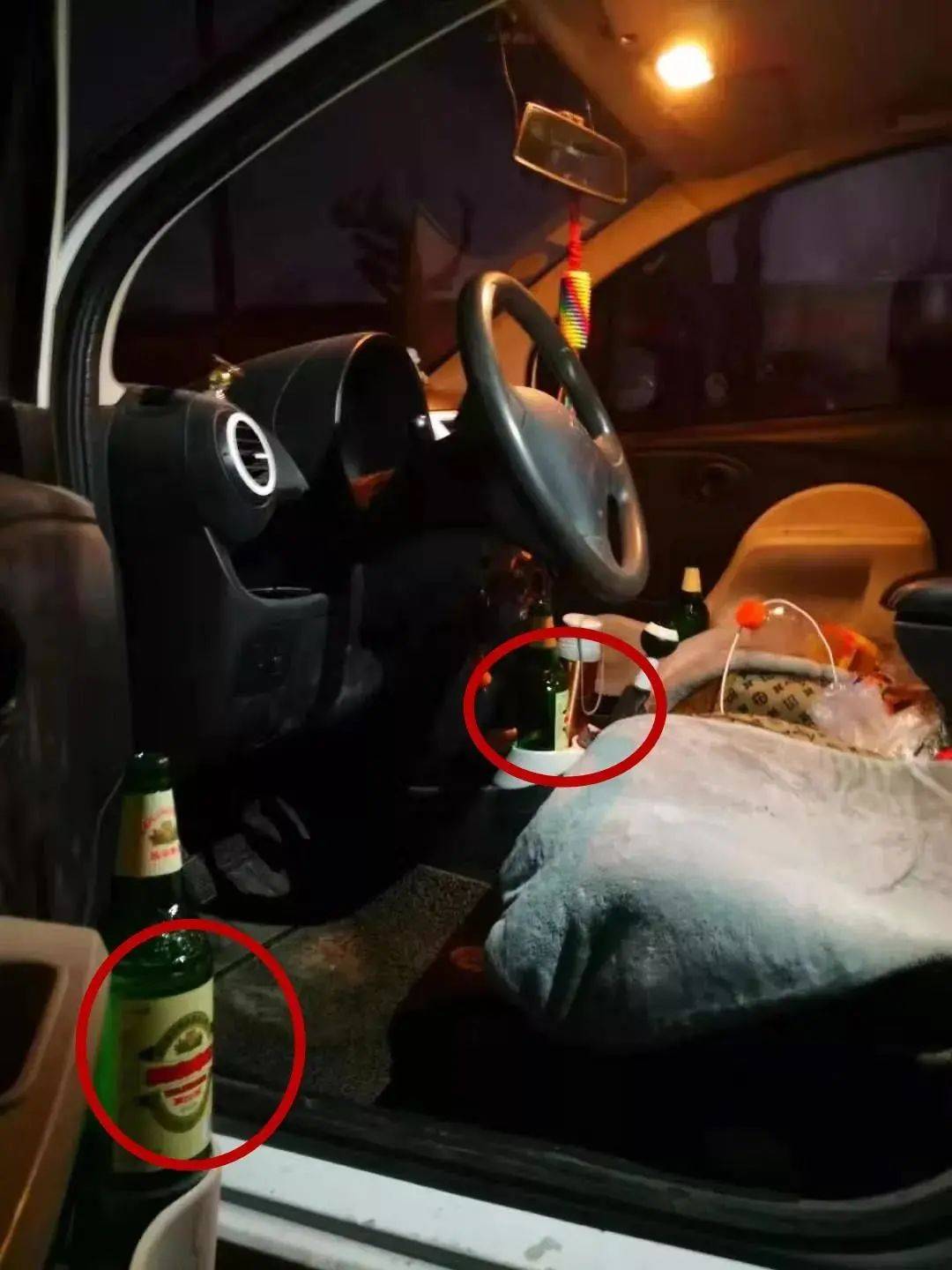 太嚣张通辽一男子竟边喝酒边开车