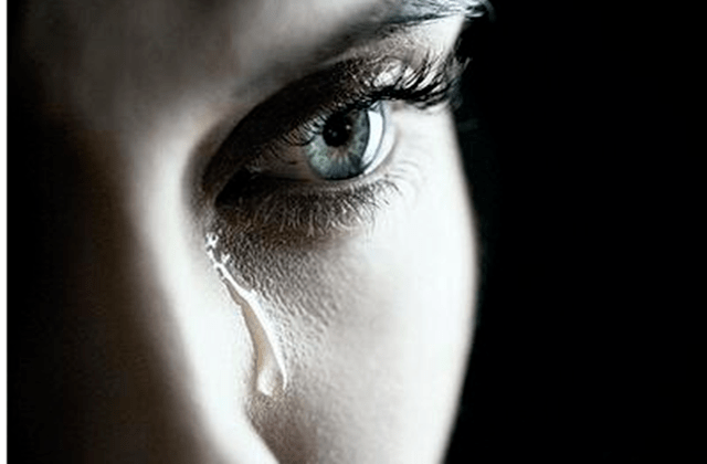 人类的眼泪由什么组成?科学家将它放大3000倍,网友:不敢哭了