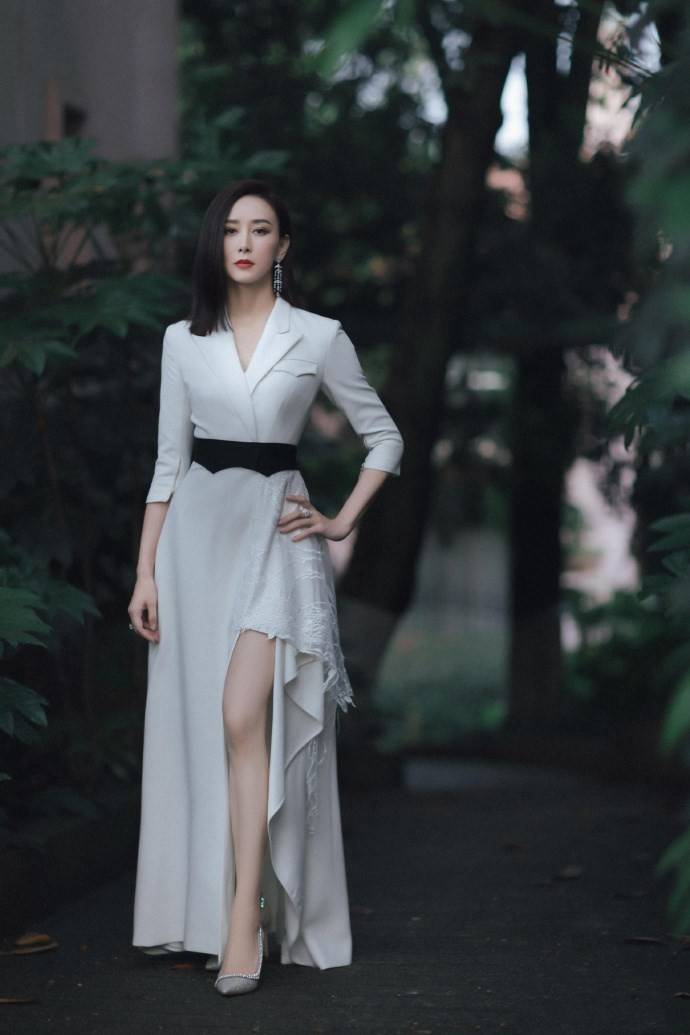 原创胡静真贵妇偏走女团风,西装裙大胆高开叉,还用"布条"勒出蛮腰