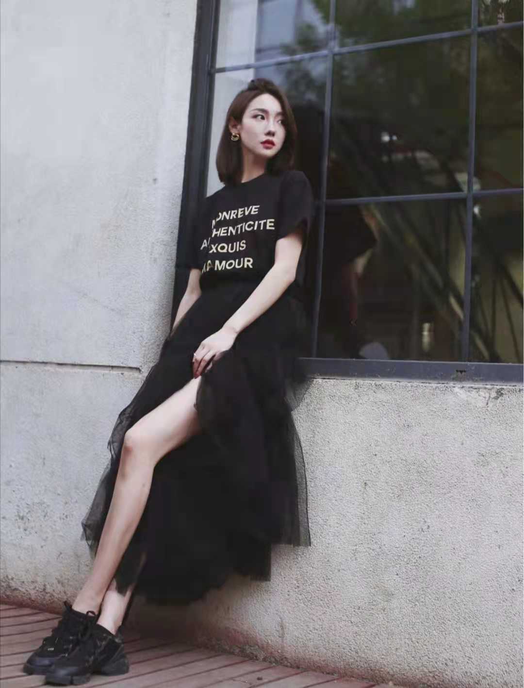 黑色裙子配什么颜色上衣好看 Look