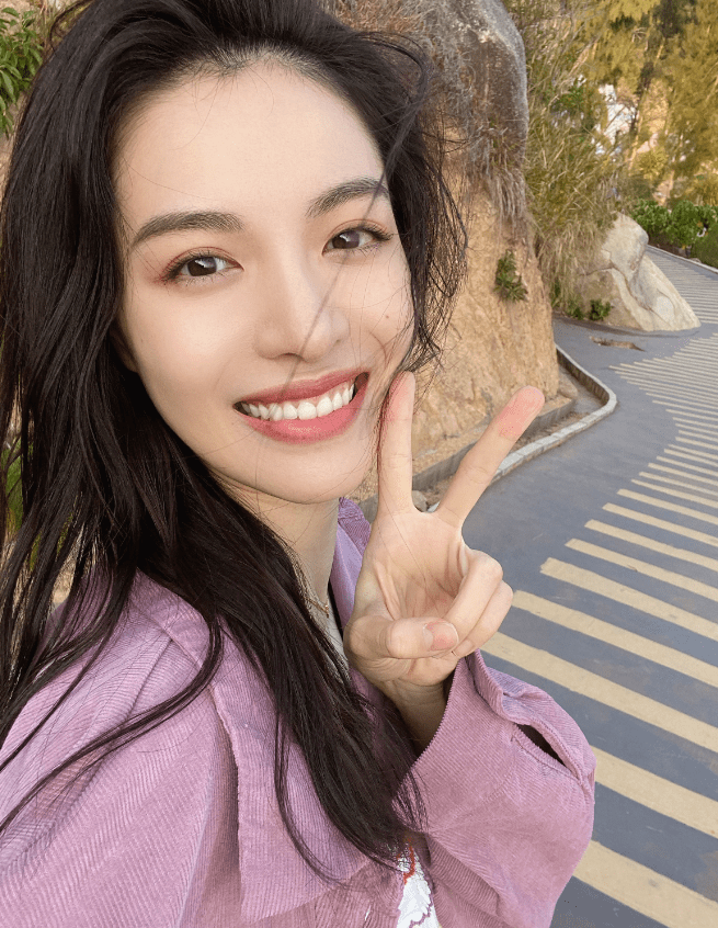 钟楚曦时尚封面大片湿发红唇妩媚迷人扑面而来满满的高级感