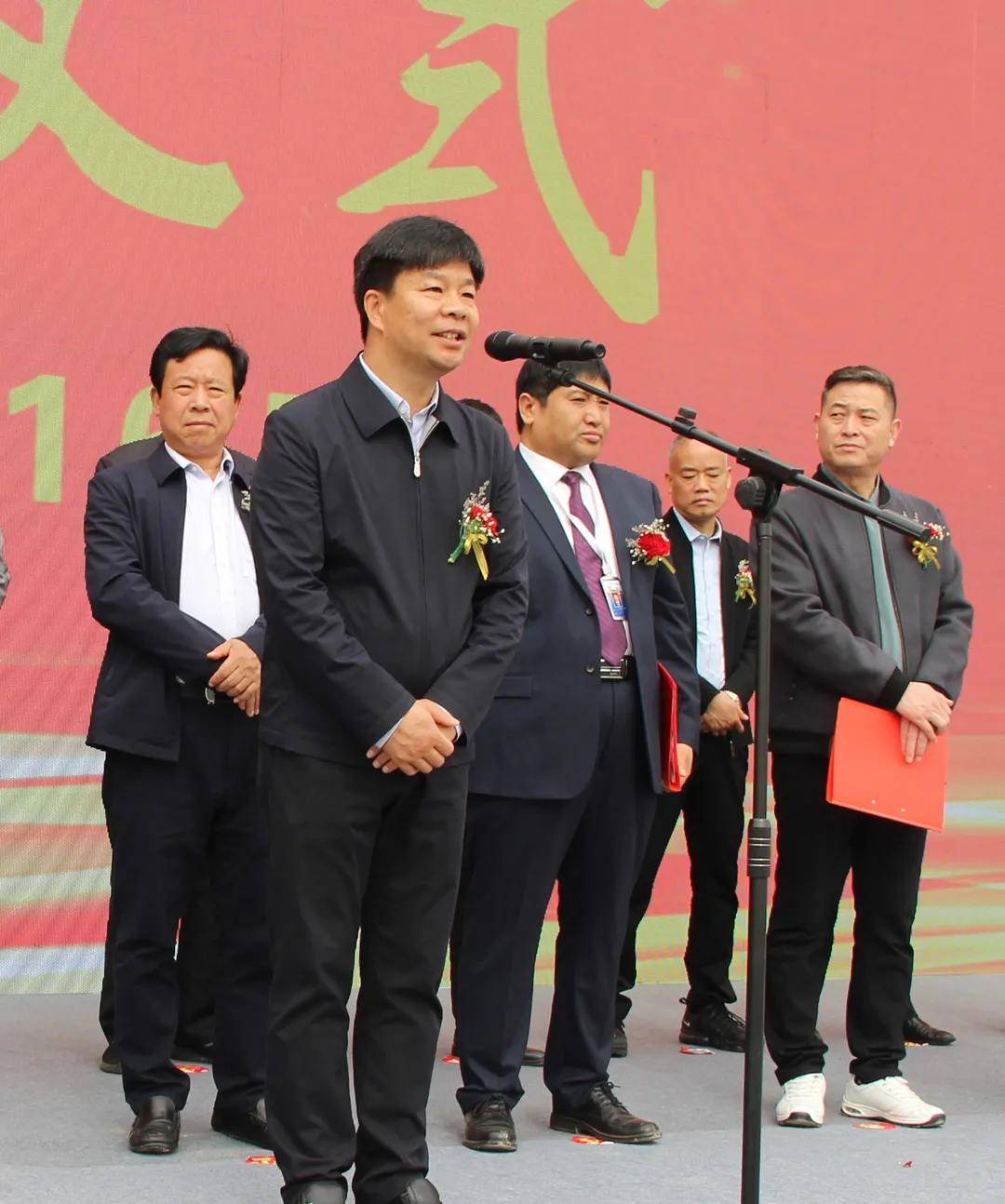新蔡县委常委,县政府常务副县长李振南对蔡洪坊国际大酒店的开工奠基