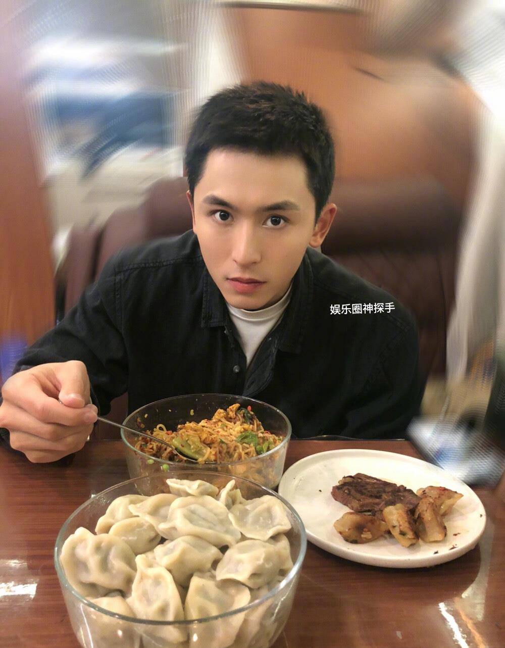 张哲瀚也是干饭人?看到吃饭照片,网友:羡慕!
