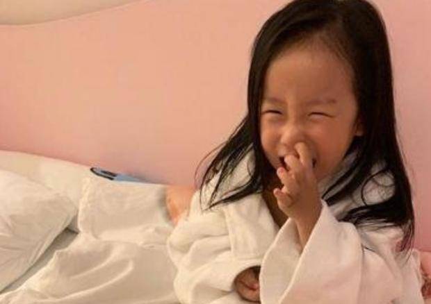 原创秦昊女儿小米粒逆袭式长大近照曝光看呆网友比妈妈还美