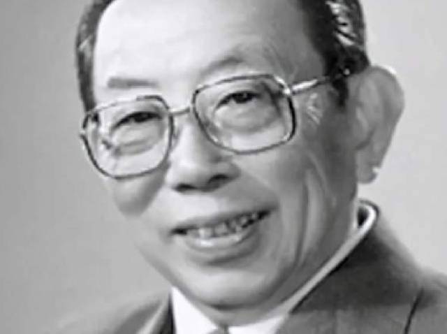 程前:出生15天被过继给伯父,生父去世时,一