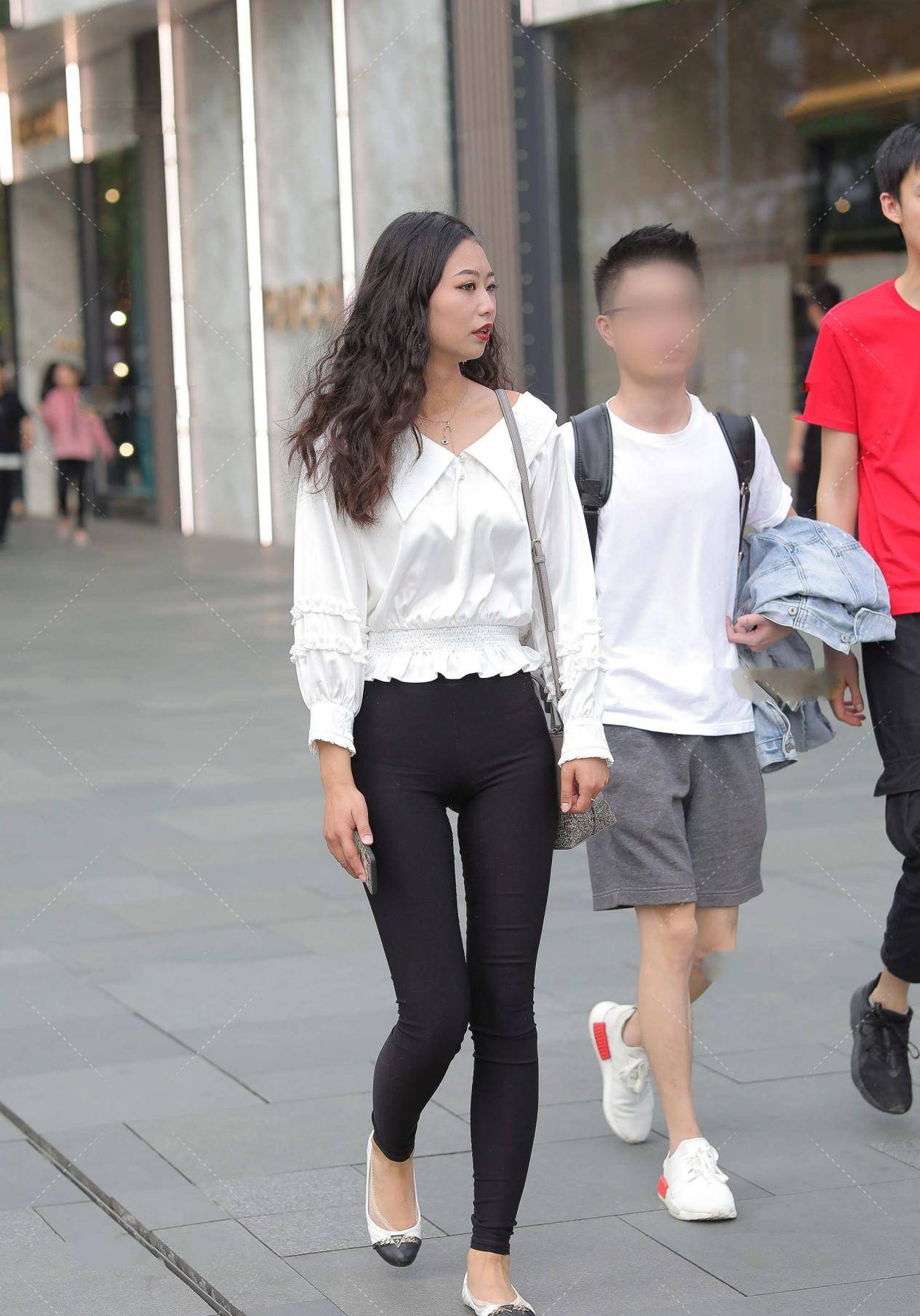 白色高腰衬衫搭配黑色运动裤,轻松出街