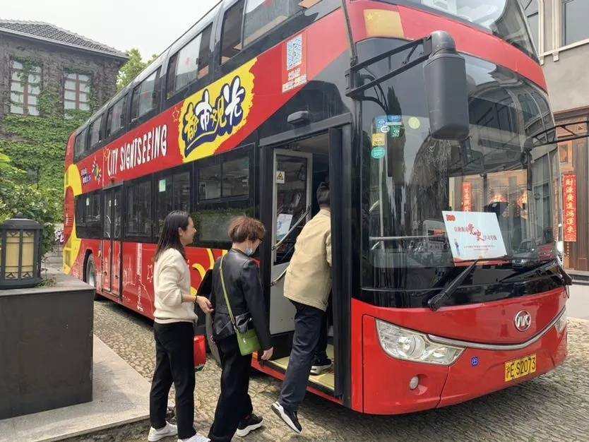 宝山这辆红色双层巴士带你来一场 “体验式党史游学” ！