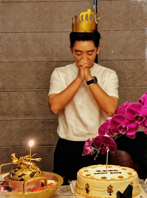 郑恺生日高清照曝光,与苗苗女儿花式同框,温柔看向妻女超幸福