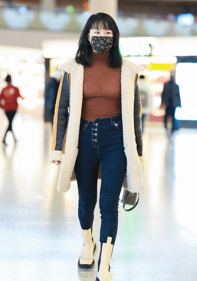 黄龄造型翻车水桶的身材挑战紧身衣结果圆滚滚的小肚子好真实