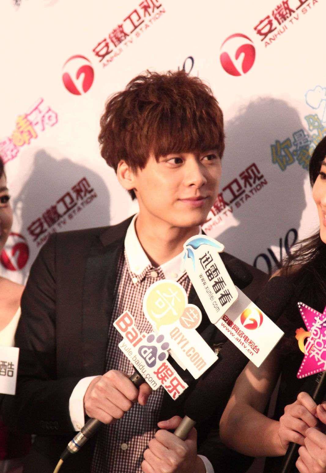 李易峰恋情曝光,无人塌房,曾为收视王如今被问"他也算顶流?